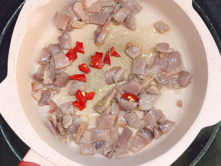 9、火腿炒土豆,放入小米辣