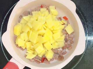 12、火腿炒土豆,倒入锅中