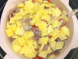 13、火腿炒土豆,加入少许清水