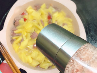 14、火腿炒土豆,放少许要（火腿比较咸，盐不要放太多）