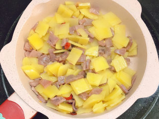 15、火腿炒土豆,翻炒均匀，汤汁收干即可