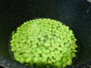 11、香辣毛豆,炒香毛豆，加入适量清水；