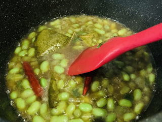 17、香辣毛豆,搅拌均匀，稍微收汁，起锅；