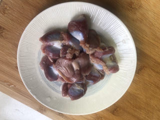 1、辣炒鸡胗,鸡胗清洗干净。