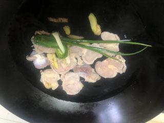 4、辣炒鸡胗,加入葱姜。