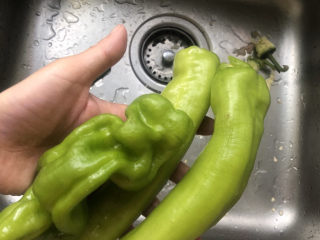 9、辣炒鸡胗,青椒去蒂去籽。