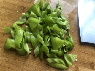 11、辣炒鸡胗,该刀切小。