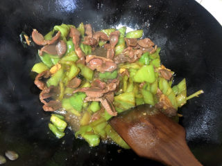 13、辣炒鸡胗,倒入青椒继续翻炒。