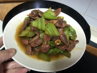 14、辣炒鸡胗,加入食用盐翻炒入味关火，装盘即可。