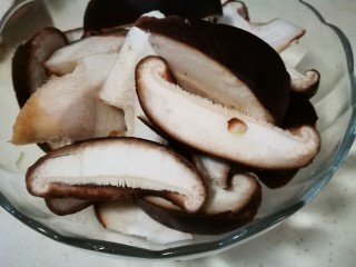 2、地方美食家里吃之河南小酥肉,相互洗净切厚片