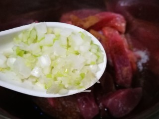 8、地方美食家里吃之河南小酥肉,加入葱花