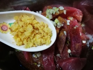 9、地方美食家里吃之河南小酥肉,加入姜末