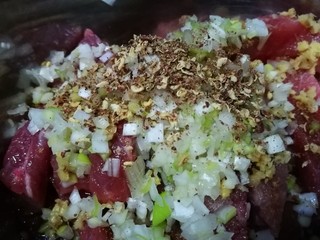 10、地方美食家里吃之河南小酥肉,加入花椒碎拌匀