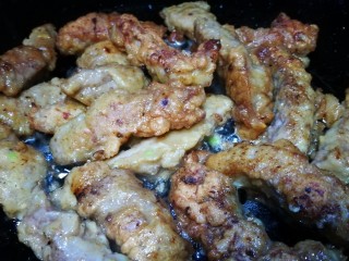 13、地方美食家里吃之河南小酥肉,锅中油热 下腌好的肉条炸制两面焦黄