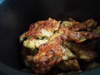 14、地方美食家里吃之河南小酥肉,慢炖锅中倒入香菇 倒入炸好的酥肉条