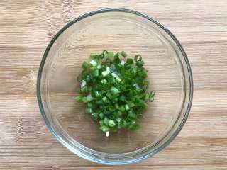 3、银耳炒鸡蛋,香葱洗净后切成葱花