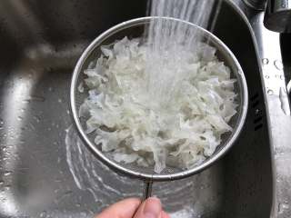 4、银耳炒鸡蛋,银耳泡发好后用水冲洗干净