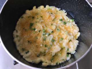 12、银耳炒鸡蛋,油烧至大约7成热，倒入银耳鸡蛋液，先煎一会，不要翻动