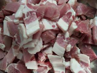 1、四川酥肉,把肉切好