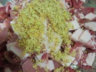 2、四川酥肉,加入生姜末或者生姜汁