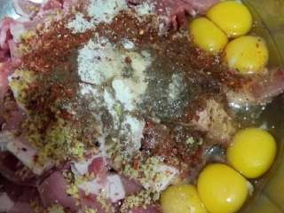 6、四川酥肉,放入鸡蛋