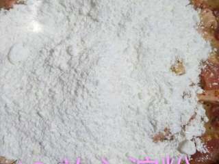 9、四川酥肉,放入淀粉