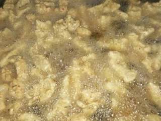 12、四川酥肉,把肉一块块放进去炸好捞出来