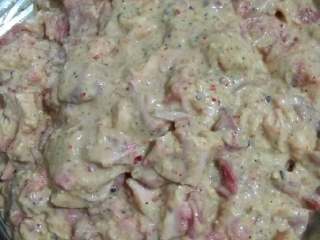 10、四川酥肉,把淀粉拌匀让肉表面均匀的裹上一层浆