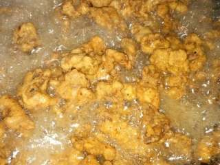 13、四川酥肉,捞出来等油烧辣炸放进去炸至金黄色