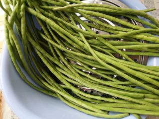 1、腌酸豆角懒人法,豆角买来后泡在水里,多泡一会,并换几次水。