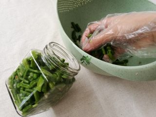 4、腌酸豆角懒人法,被盐揉过的豆角变更绿,装在瓶子里,盖紧盖子(漏气会坏)。