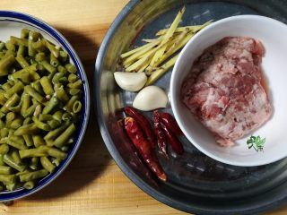 6、腌酸豆角懒人法,准备好配料,肉末,生姜, 蒜头, 干辣椒。