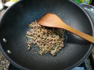 9、腌酸豆角懒人法,放入肉末,炒至变色。