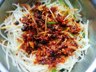 7、超爽口的凉拌土豆丝,倒在土豆丝上。