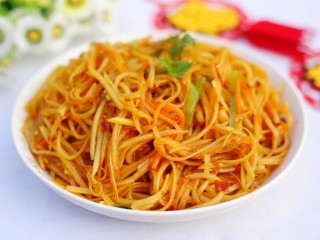 10、超爽口的凉拌土豆丝,盛盘。