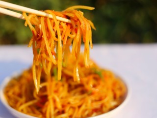 12、超爽口的凉拌土豆丝,超级爽口好吃。