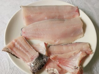 2、酸菜鱼,去鳞去内脏，去除鱼头，鱼头我这次没有用，可以另外做剁椒鱼头或者鱼头酸菜粉丝汤，鱼身就顺着鱼骨用刀片下两大片鱼肉