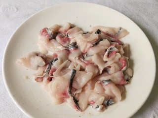 5、酸菜鱼,加料酒，淀粉，盐，色拉油，用手抓匀，码味十五分钟