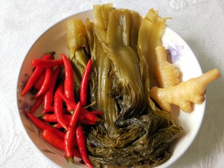 6、酸菜鱼,准备酸菜，泡椒泡姜