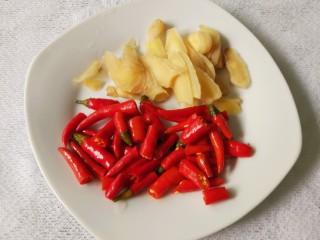 7、酸菜鱼,泡姜切片，泡椒切段