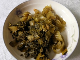 8、酸菜鱼,酸菜切粗条