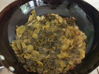 9、酸菜鱼,锅内放油适量，五成热时加入酸菜和干花椒煸炒