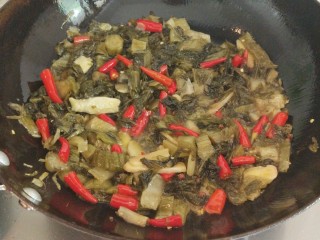 10、酸菜鱼,然后加入泡椒泡姜继续翻炒