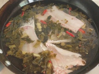 11、酸菜鱼,然后加水足量，加入鱼骨，加盐和白糖适量，大火烧开后转中火熬半个小时