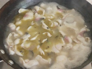 13、酸菜鱼,转小火，将鱼片倒入锅内，用筷子轻轻拨散