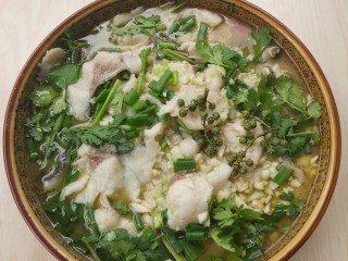 15、酸菜鱼,另起一锅，加适量色拉油，烧热后浇在碗中，马上满屋飘香，洒香葱和香菜，可以上桌了。