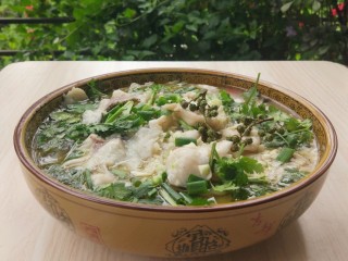 16、酸菜鱼,别看酸菜鱼是白色的，可是依然麻辣鲜香，辣味来自泡椒，真的真的好吃到停不下来，一口酸菜一口鱼，最后再喝一碗鱼汤，真的超级满足。