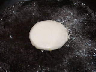 2、雨花石汤圆,将揉好的面团取一小块用手按压成块状，放入沸水中煮熟待用