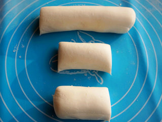 3、雨花石汤圆,将揉搓好的面团分为四份