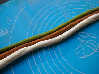 5、雨花石汤圆,将三种颜色的面团分别搓成长条状，尽量长一些